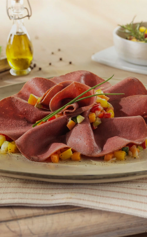 Salumi vegetali e vegani, carpaccio vegan con giardiniera