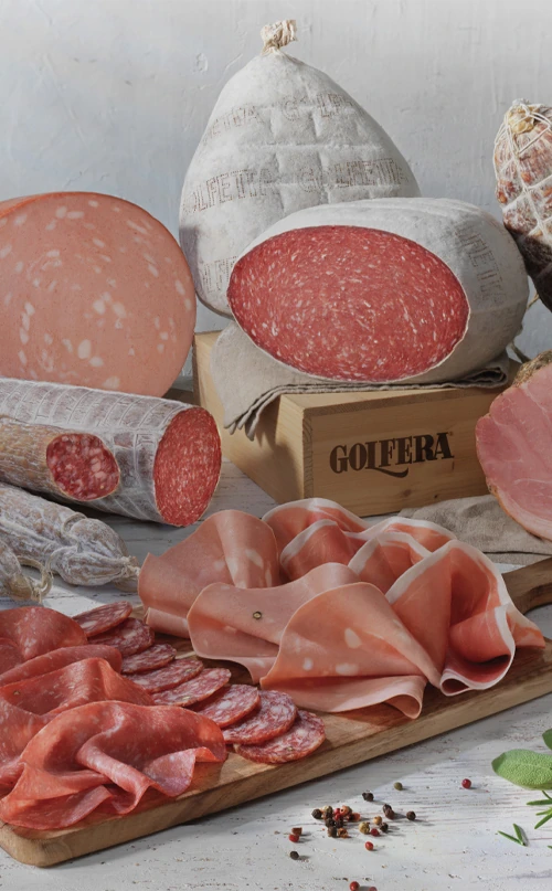 Tavolata di salumi Golfera, dai prosciutti, insaccati tipici italiani