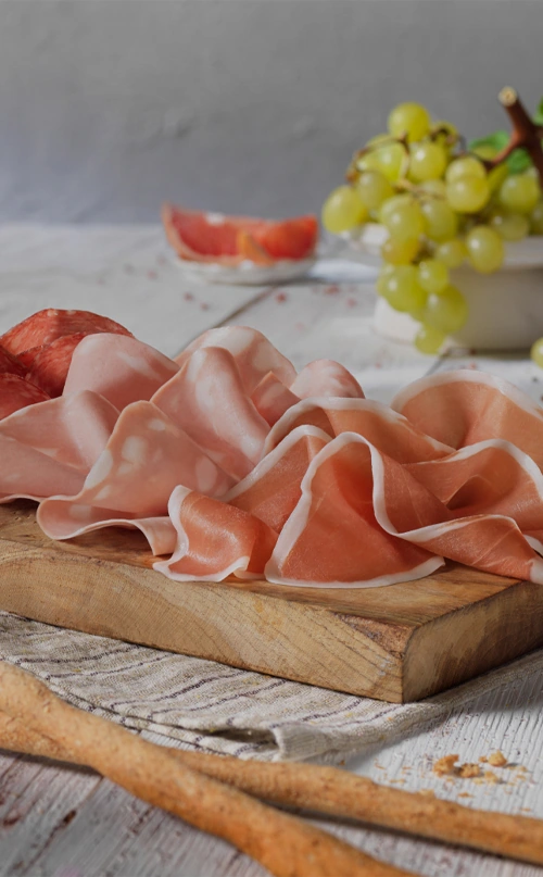 Serie di affettati Golfera, su tagliere per aperitivo gustoso e saporito