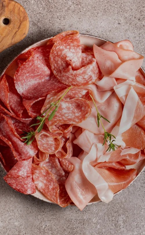 Aperitivo con grissini e salumi Golfera, Bresì, prosciutto crudo, mortadella e salame