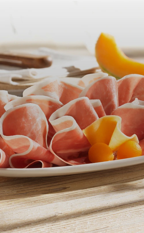 Prosciutto crudo di Parma biologico abbinato a melone retato per la classica ricetta italiana