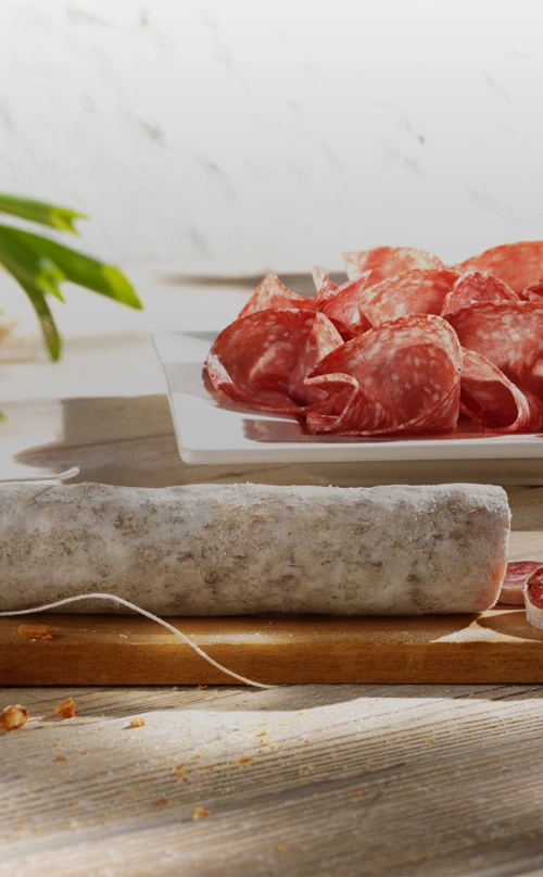 Salumi su tagliere emiliano romagnoli Golfera, salumi 100% italiani
