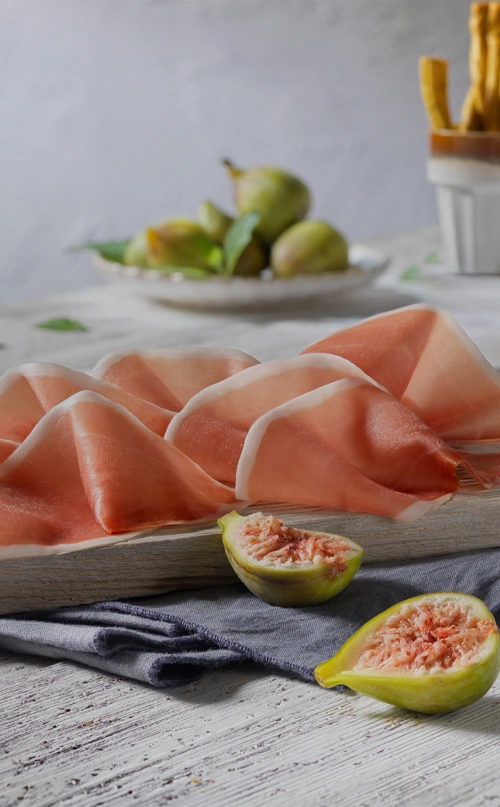 Tagliere di prosciutto crudo San Valentino in abbinamento con fichi freschi