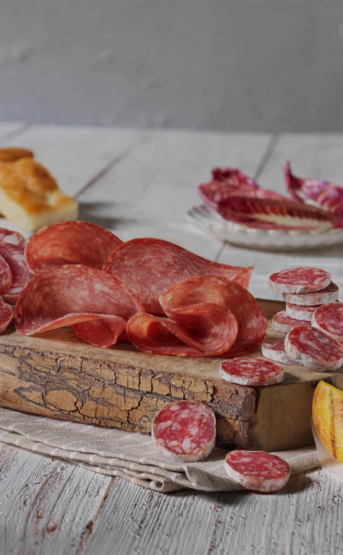 Tagliere di legno con salumi tipici emiliano romagnoli Golfera