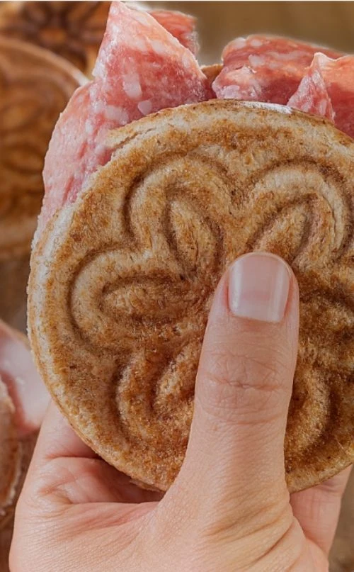 Tipica tigella emiliana con salumi Golfera